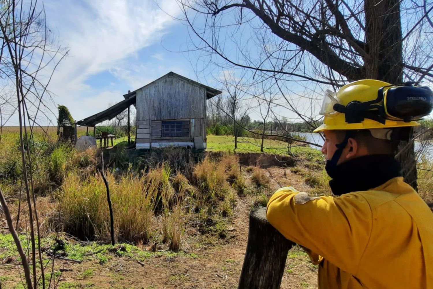 Continúan las tareas de combate del fuego en islas