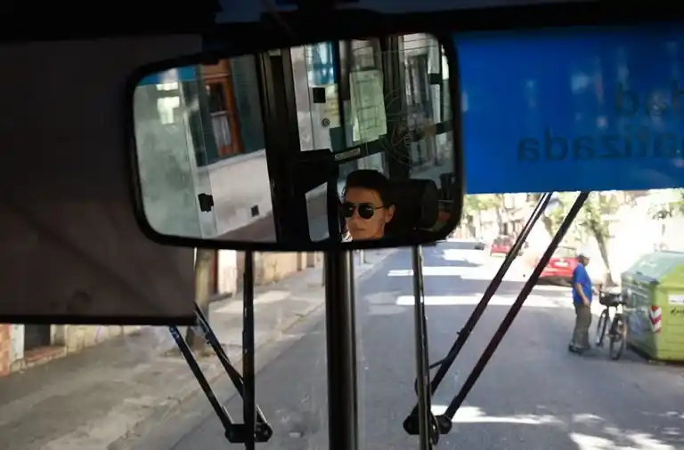 Comienza a manejar la primera colectivera rosarina