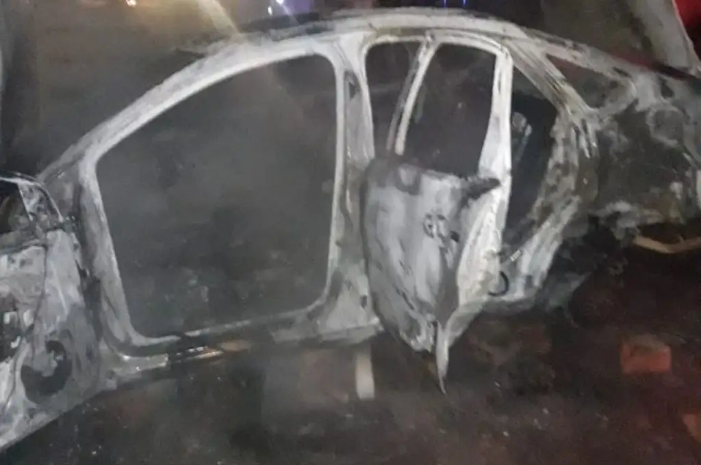 Quemaron el auto de la pareja acusada de abuso sexual en Rincón