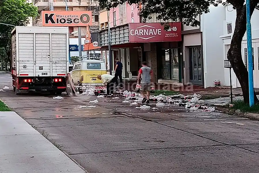 VIDEO | Un camión de reparto tuvo un problema y llenó de Coca Cola una calle rafaelina