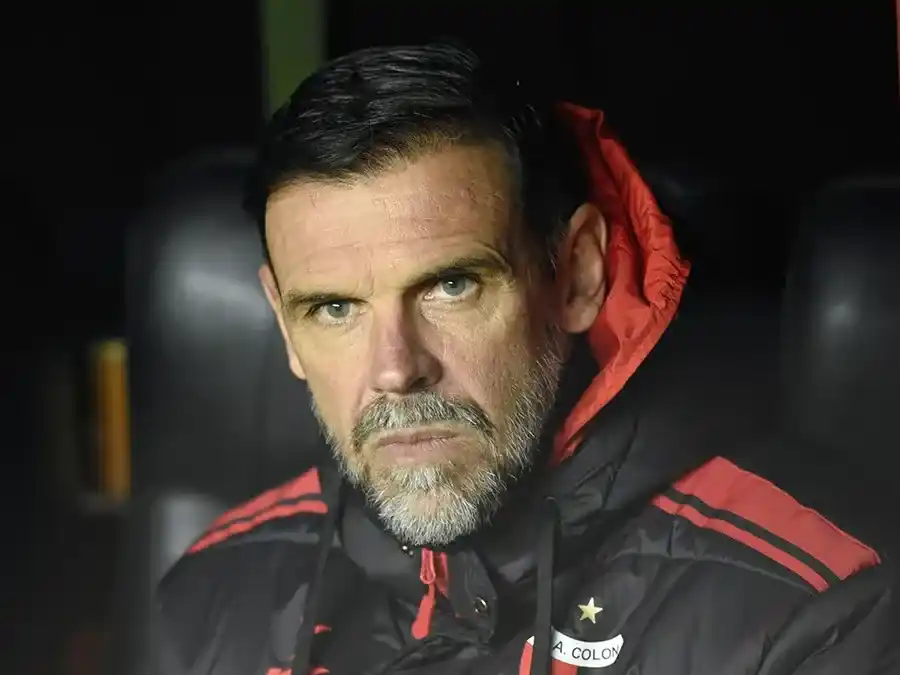 El DT de Colón no llegó a 10 partidos dirigidos y, tras malos resultados, pegó el portazo.