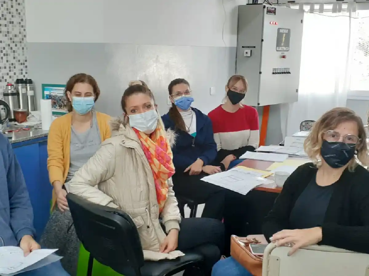 La escuela Proa Técnica asesora a  vecinos para hacer el censo digital  