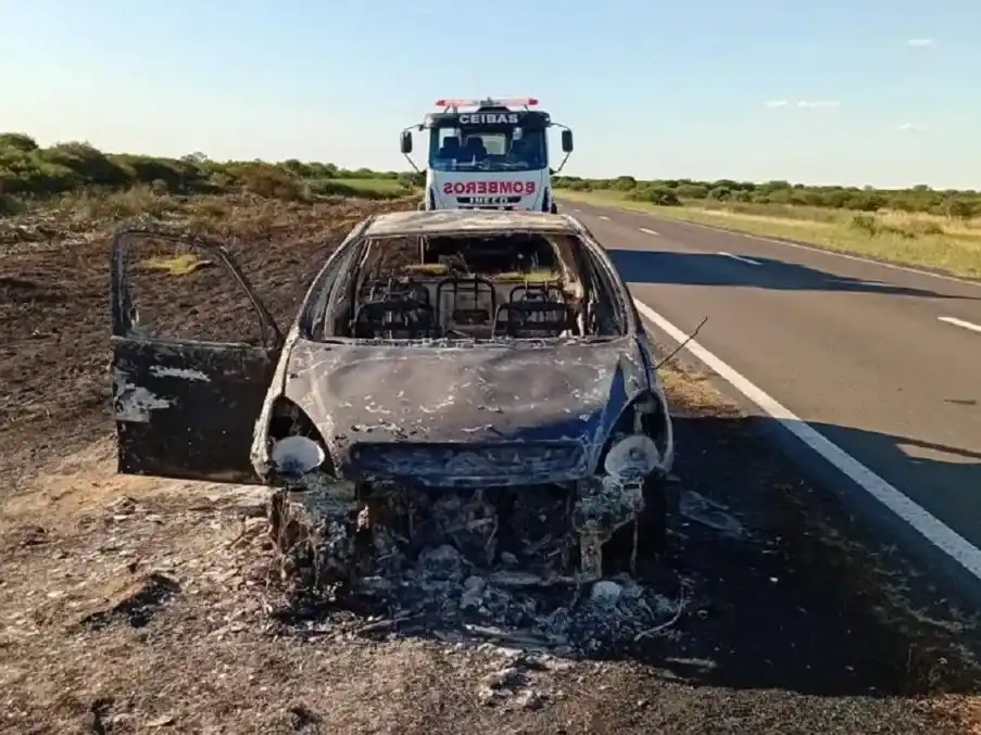 Auto quemado en Ruta 12