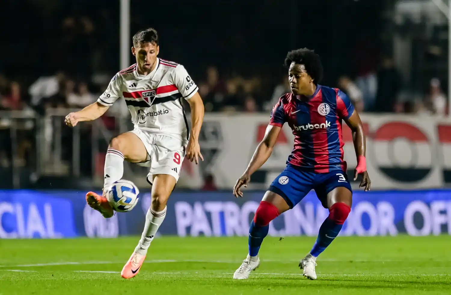El colombiano Sánchez, en la marca de Calleri.
