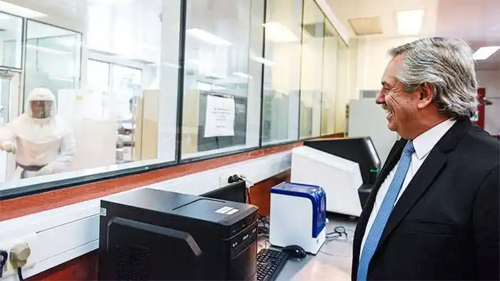 �SEstán haciendo historia⬝, dijo el Presidente a científicos 