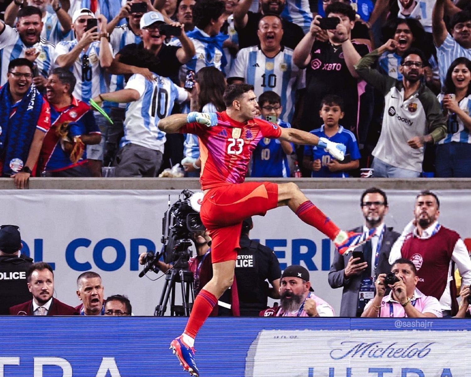 "Dibu", pieza clave tanto con la Selección Argentina como con Aston Villa, que clasificó a Champions.