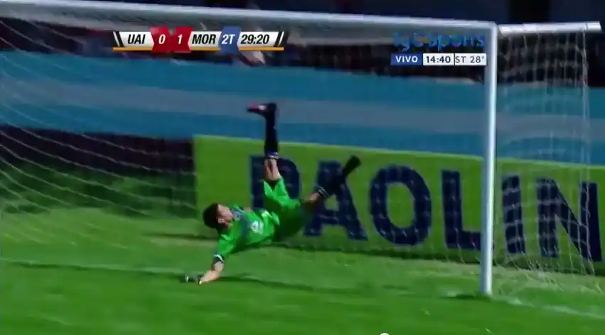 Video: La increíble atajada de chilena en el partido UAI Urquiza - Morón