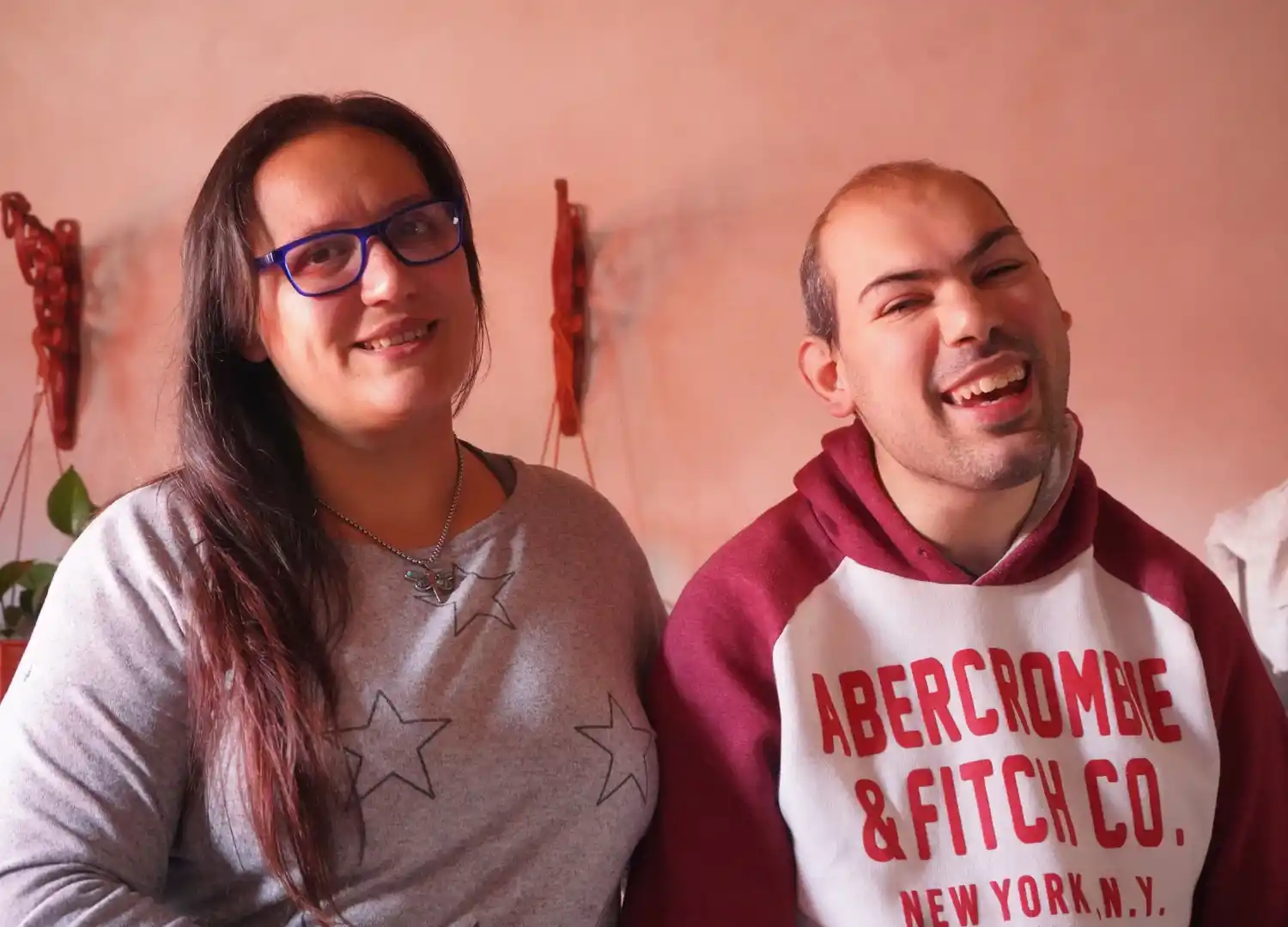 Gabriela junto a Martín, felices tras el fallo judicial que le otorga su custodia.