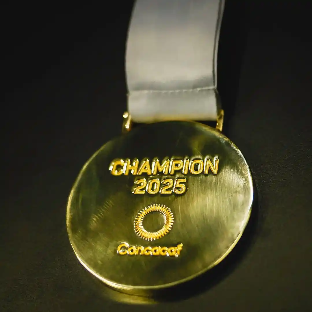 Reverso de la medalla que obtuvieron