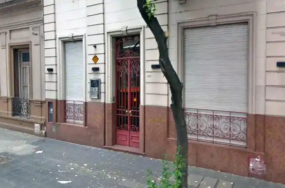 Un policía intentó evitar un robo y fue embestido por dos delincuentes que se desplazaban en moto