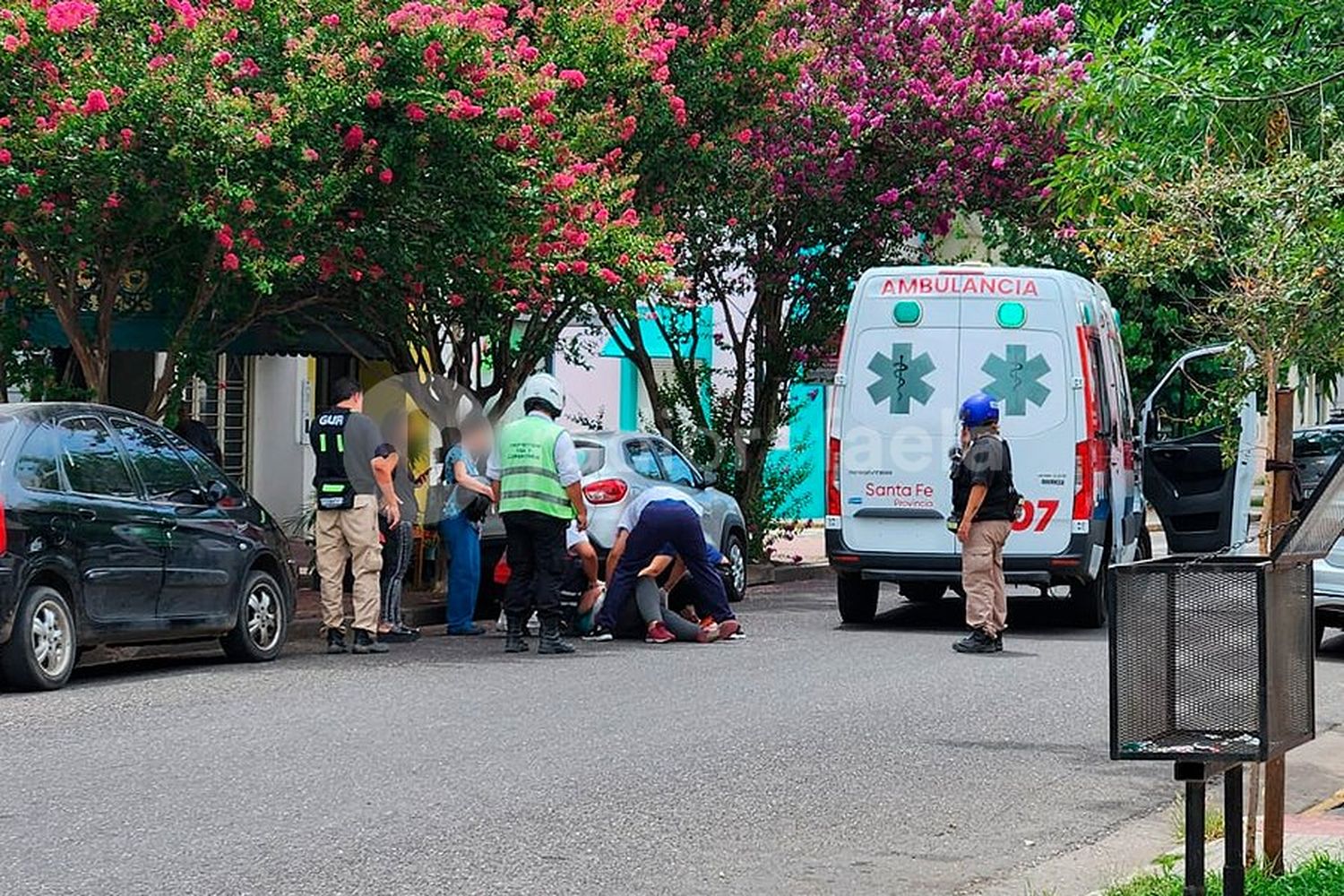 Una mujer chocó contra un auto que salía del estacionamiento y tuvo que ser hospitalizada