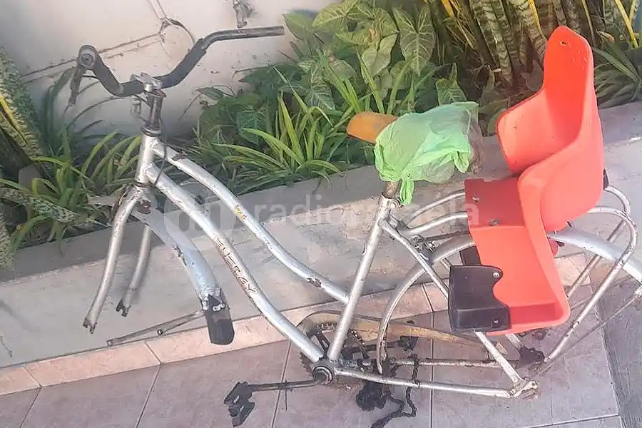 En solo 8 minutos robó una bicicleta, le quitó las ruedas y descartó el cuadro
