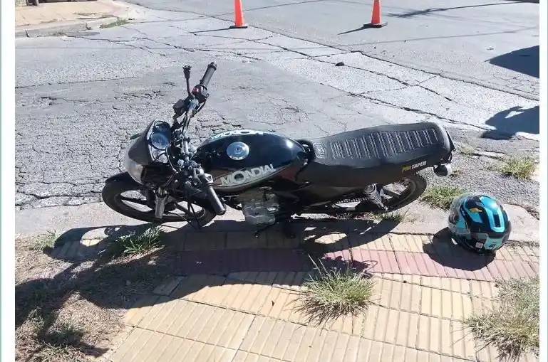 La motocicleta fue embestida por un camión en la intersección de Lunghi y Pizzorno.