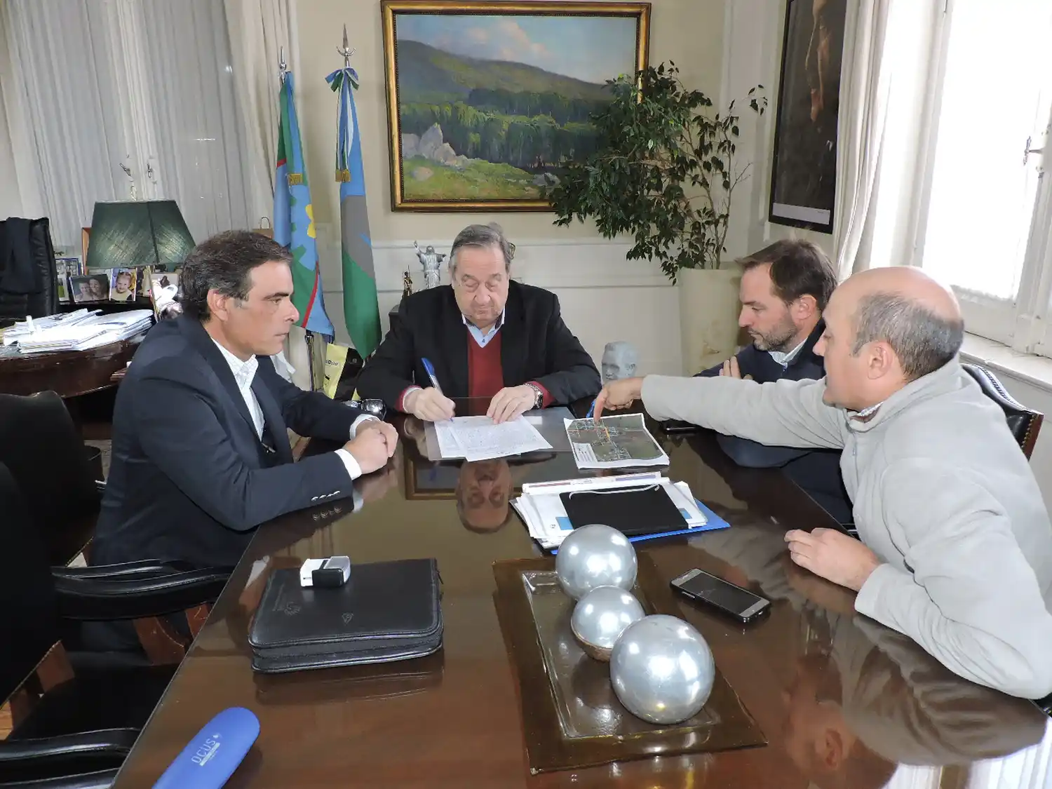 Se firmó el contrato para la tercera etapa de la obra de agua en La Elena