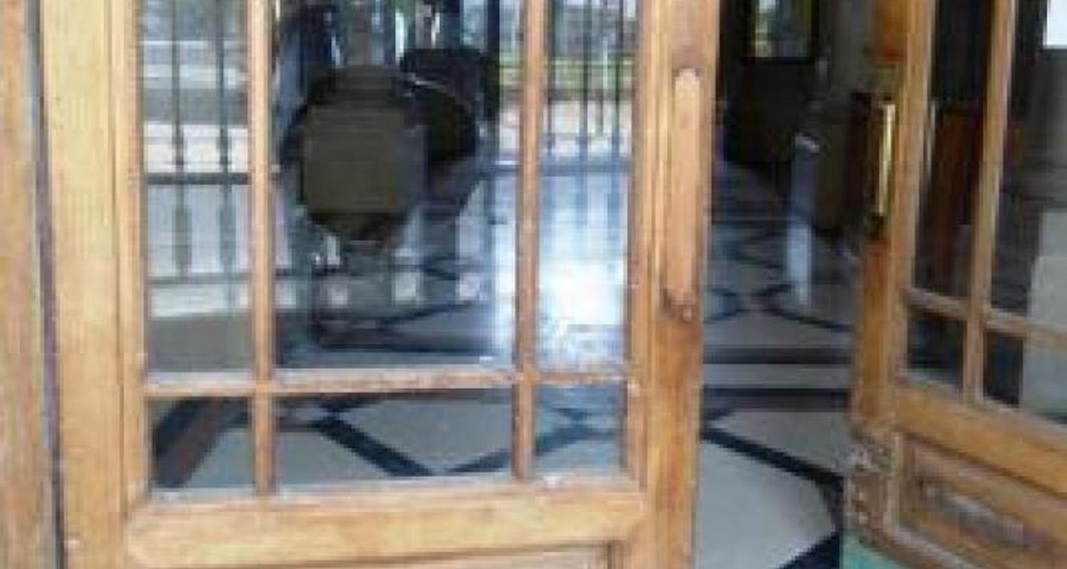 Rompieron vidrios de la puerta de la Escuela Normal