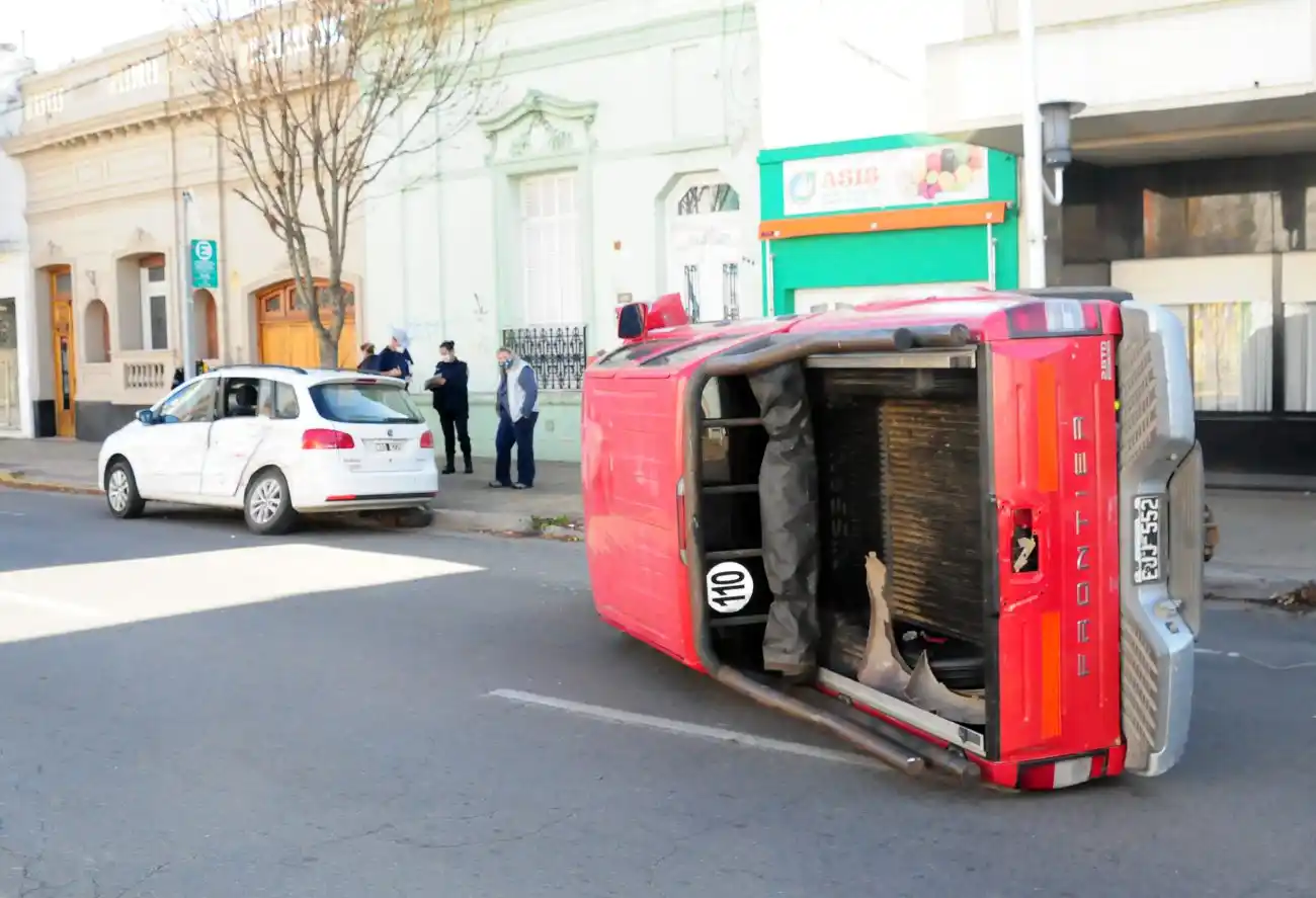 Choque y vuelco sin heridos sobre la avenida España