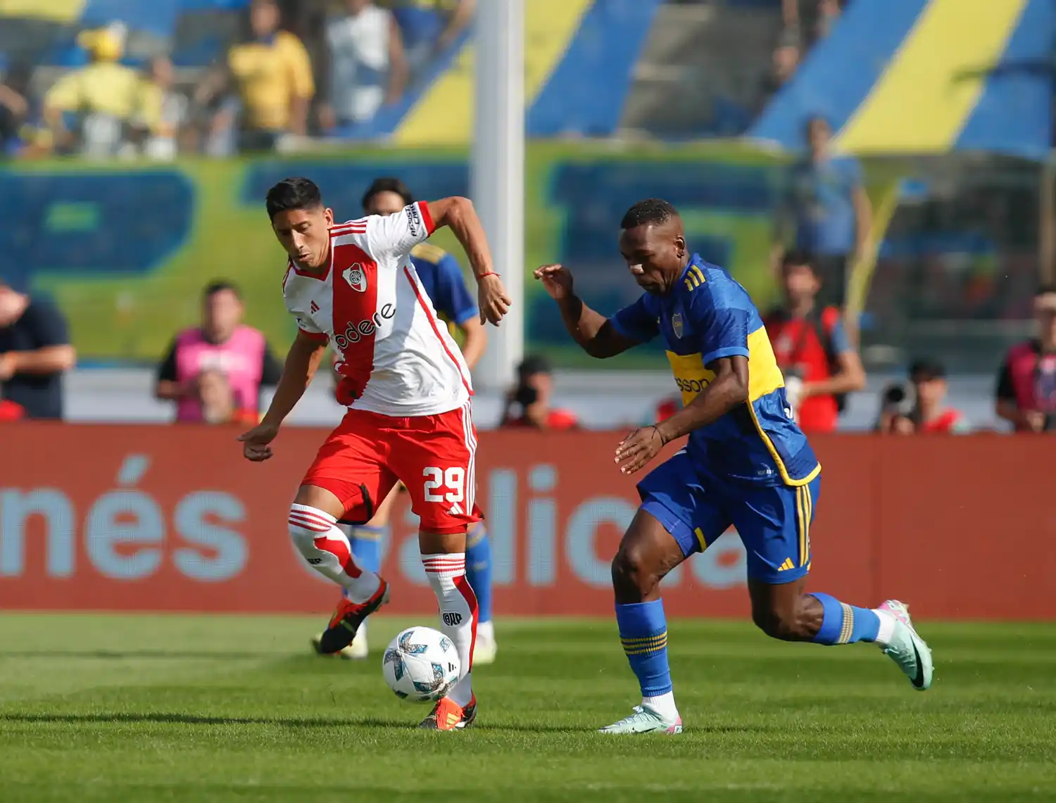Boca se quedó con un superclásico vibrante
