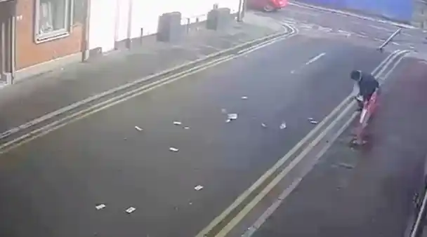 Video: ráfaga se llevó la plata que un ladrón acababa de robar