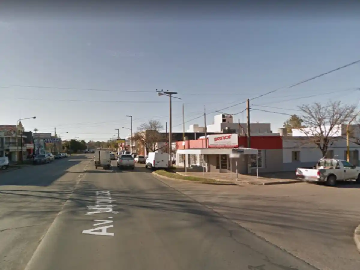 Choque entre moto y auto deja joven herido 