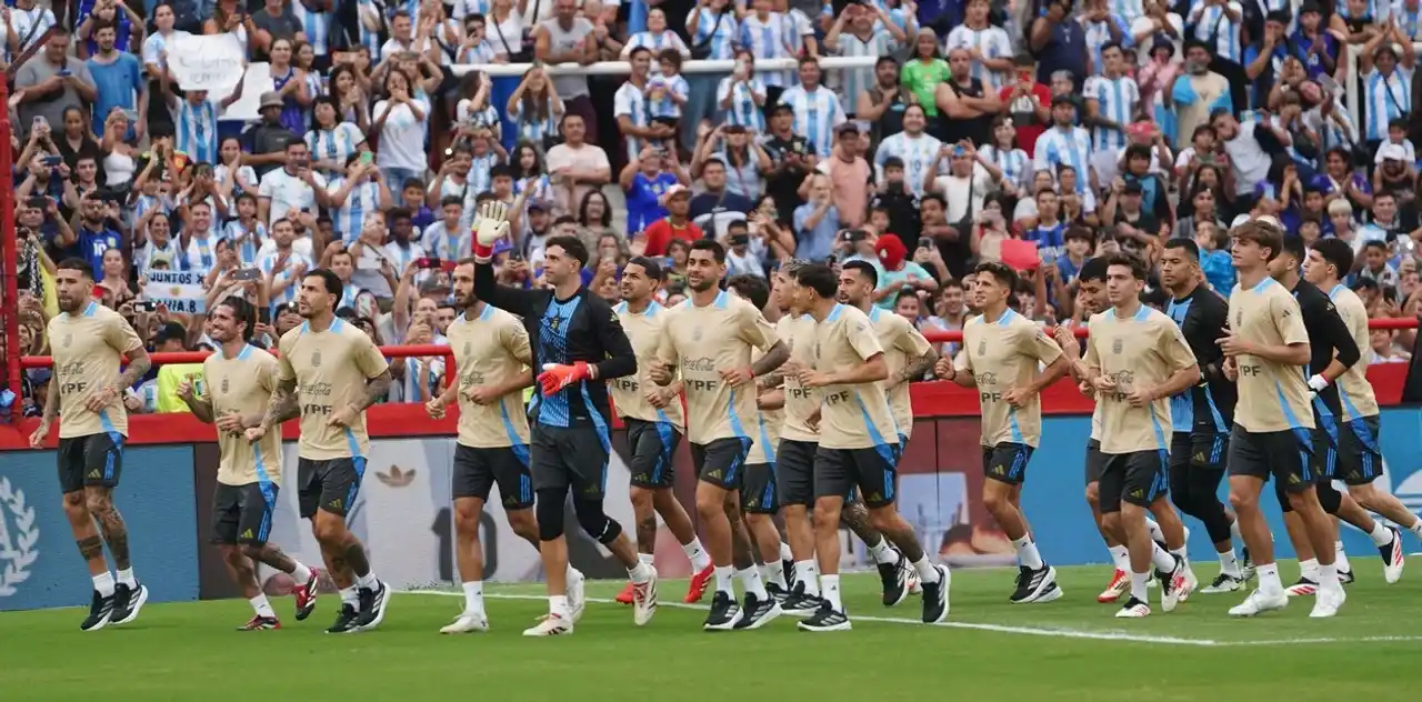 La Selección Argentina le ganó 2-0 a la Sub-20 en un partido solidario para ayudar a Bahía Blanca