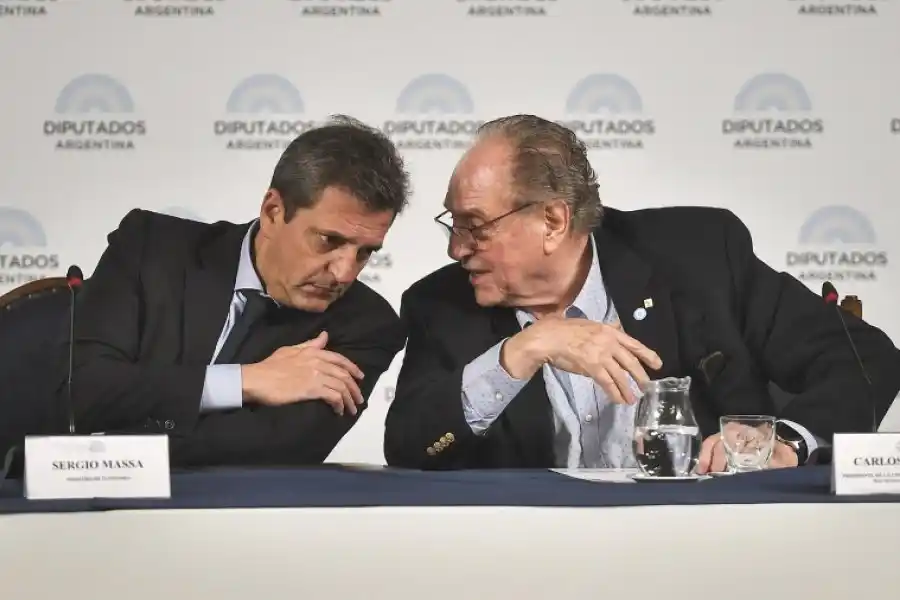 Flanqueado por la presidenta de la Cámara de Diputados, Cecilia Moreau; y el presidente de la comisión de Presupuesto, Carlos Heller; y junto a su equipo económico, Massa explicó los detalles del Presupuesto 2023 