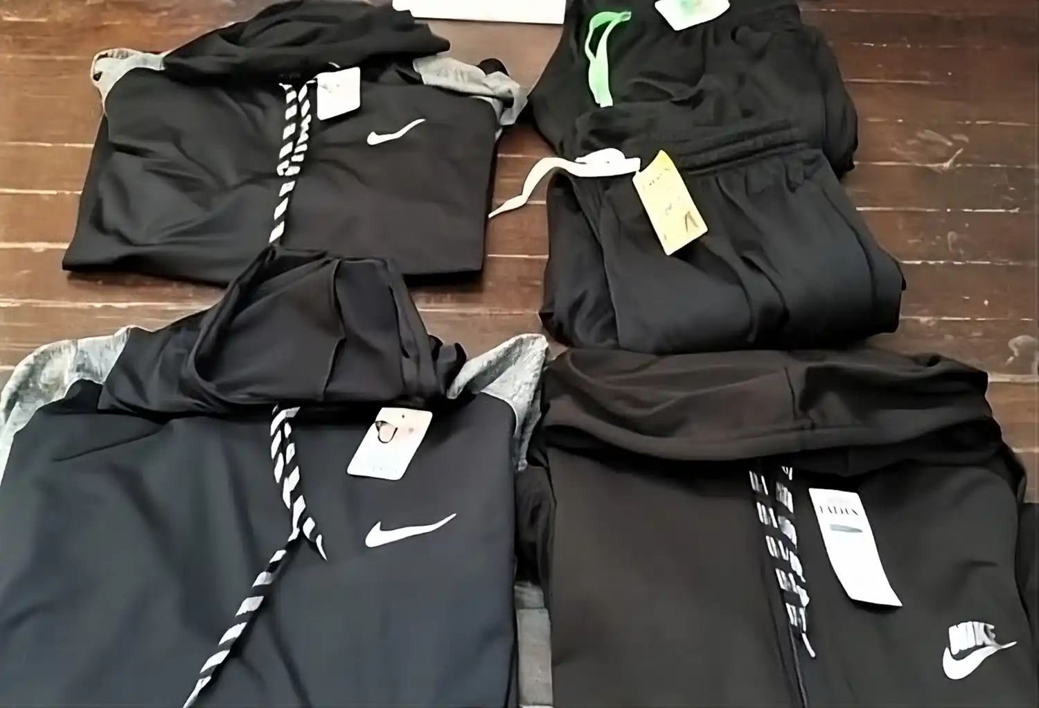 Escapaban tras robar prendas de una tienda en el centro y los detuvieron