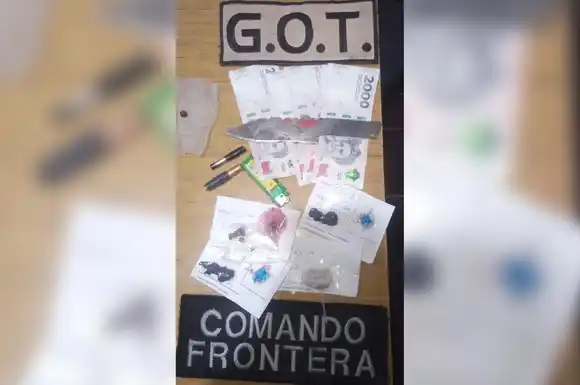 Vieron a la policía y arrojaron un cuchillo, pero fueron descubiertos: terminaron aprehendidos