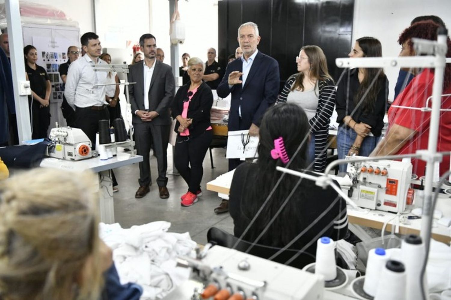 Julio Alak en los talleres que trabajan las internas de la Unidad 8.