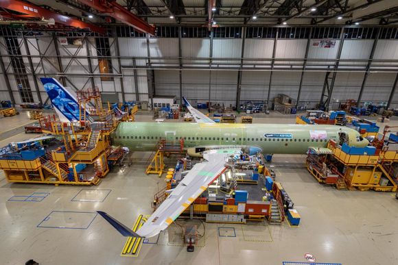 Sale a luz el primer Airbus A321XLR en su etapa final de montaje