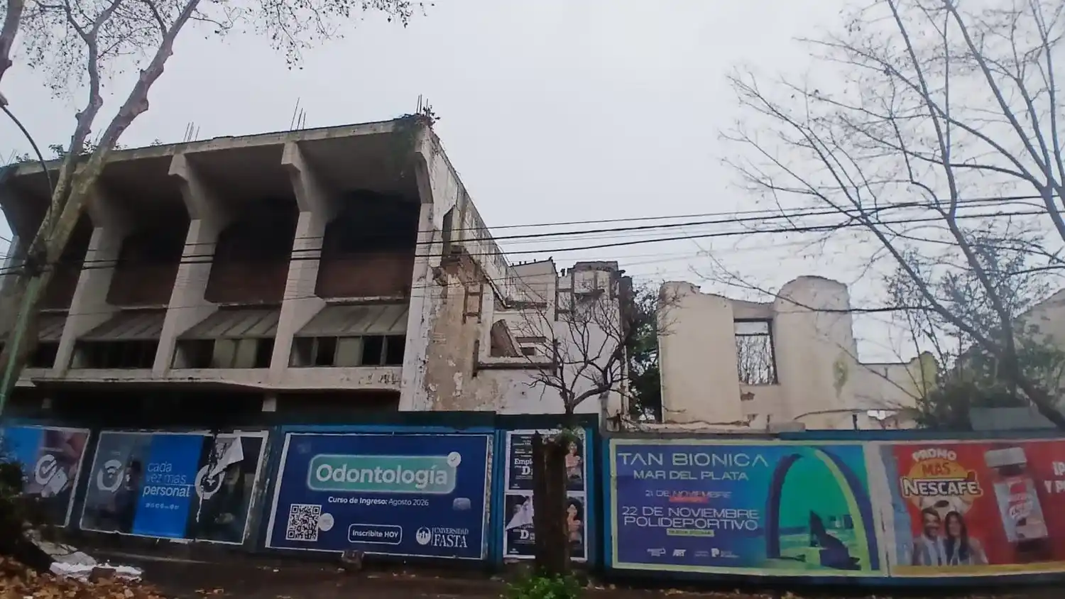 El ingreso principal al establecimiento hoy está siendo demolido