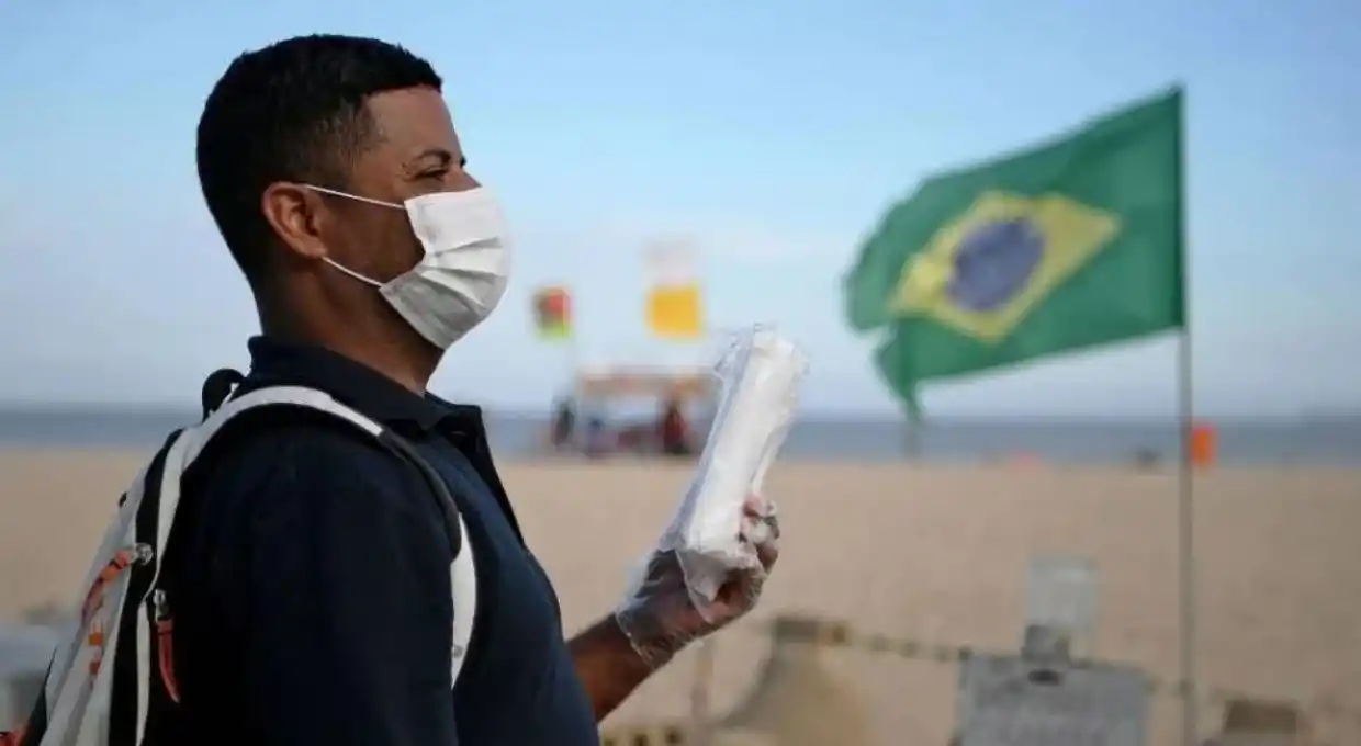 Río de Janeiro impone toque de queda nocturno y prohíbe el comercio en playas