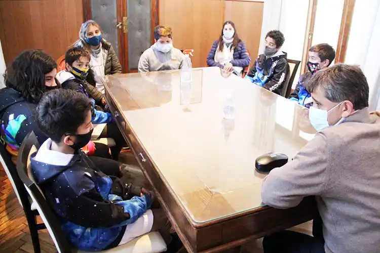 Fioramonti recibió a alumnos de la Escuela 12 de Tamangueyú