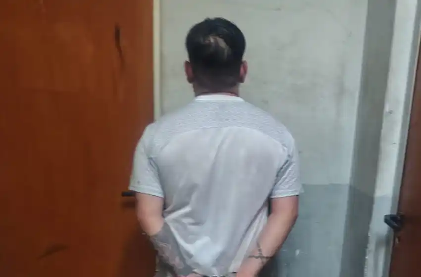 Baleó a un vecino de zona oeste, amenazó a otro para ocultar el arma y fue detenido