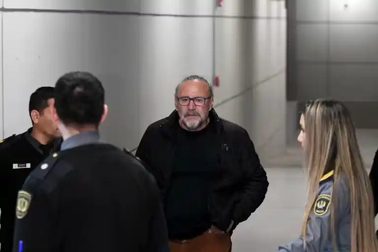 Cacho Garay en su ingresó a la audiencia en el Polo Judicial (Télam)