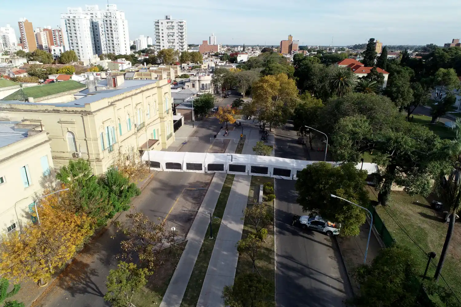 Liberan Avenida Freyre: levantan la manga del Cullen, pero el hospital de campaña sigue
