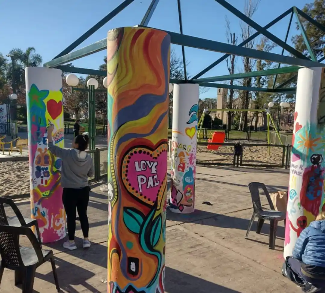 La jornada de intervención artística dejó más linda la plaza de la localidad. Fotos: Comuna de San Gregorio.