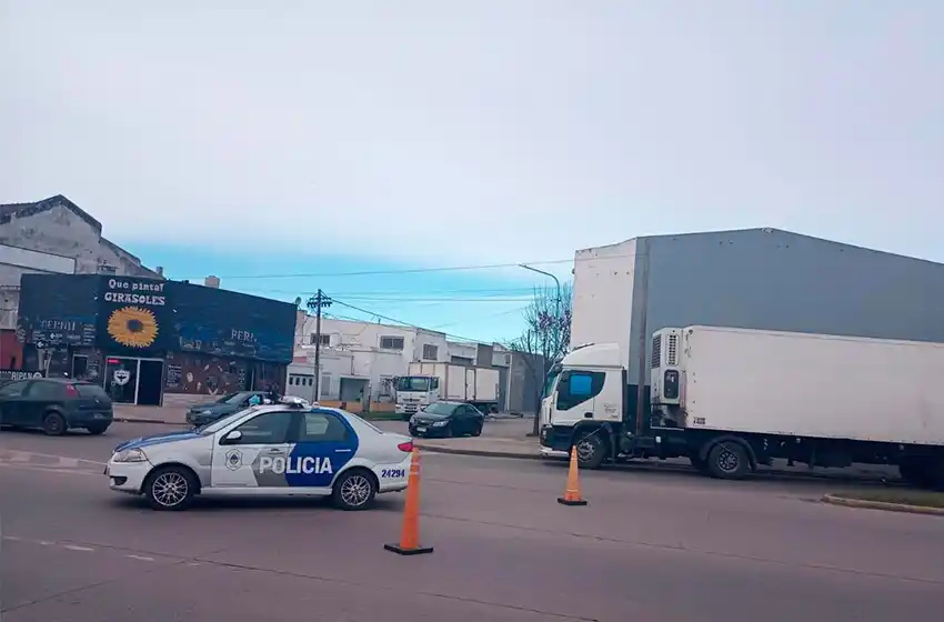 Lo arrolló un camión sobre la avenida Champagnat y murió