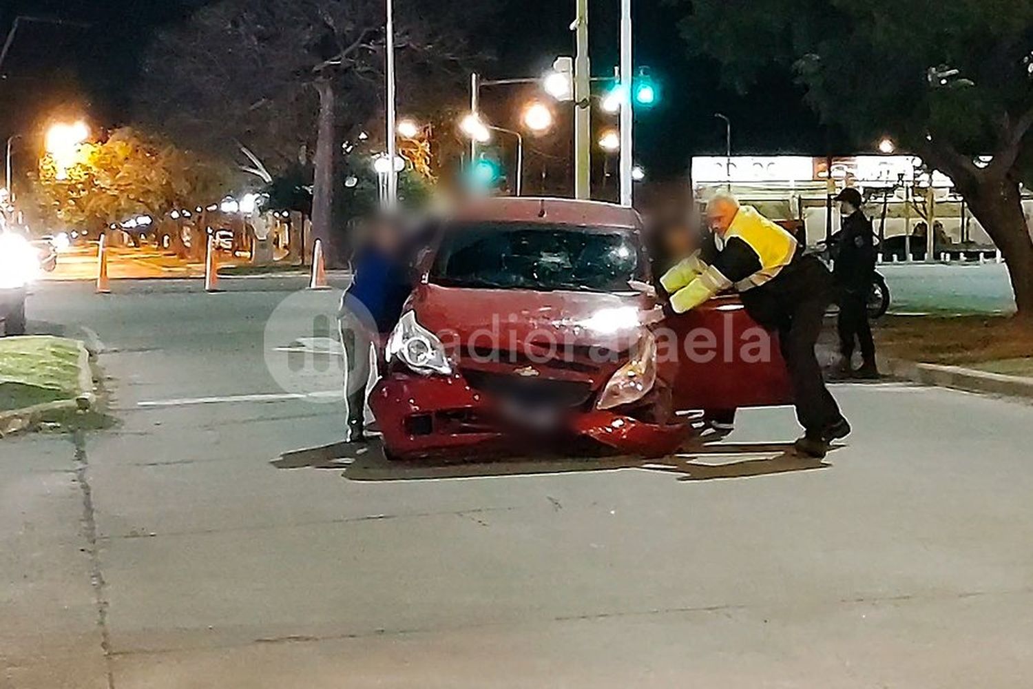 VIDEO | Pasadísimo de copas y haciendo desastres terminó "estampado" contra un semáforo