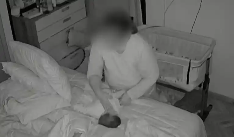 Horror en Córdoba: una niñera golpeó a un bebé de 7 meses y quedó todo registrado en video