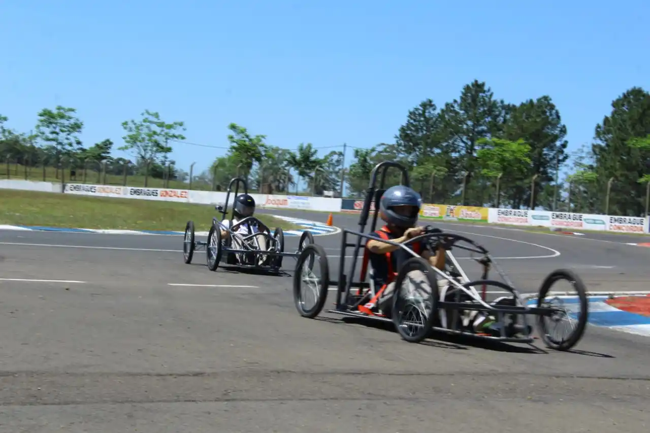 Competencia de autos ecológicos: dos escuelas de la ciudad, presentes
