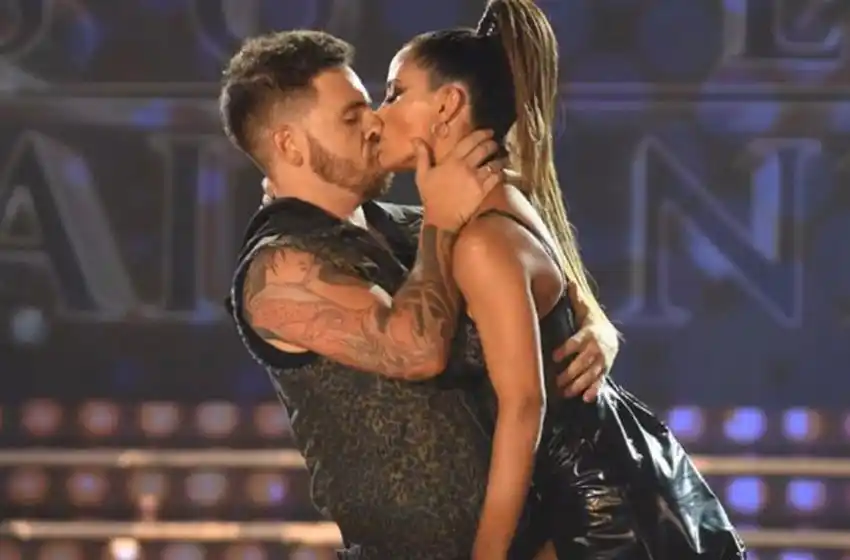 Polémica en Showmatch: el apasionado beso de Fede y Lourdes que enfureció al Chato Prada