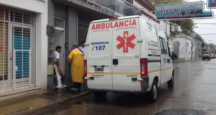 Hombre mayor de edad cayó de una escalera en Pellegrini al 600