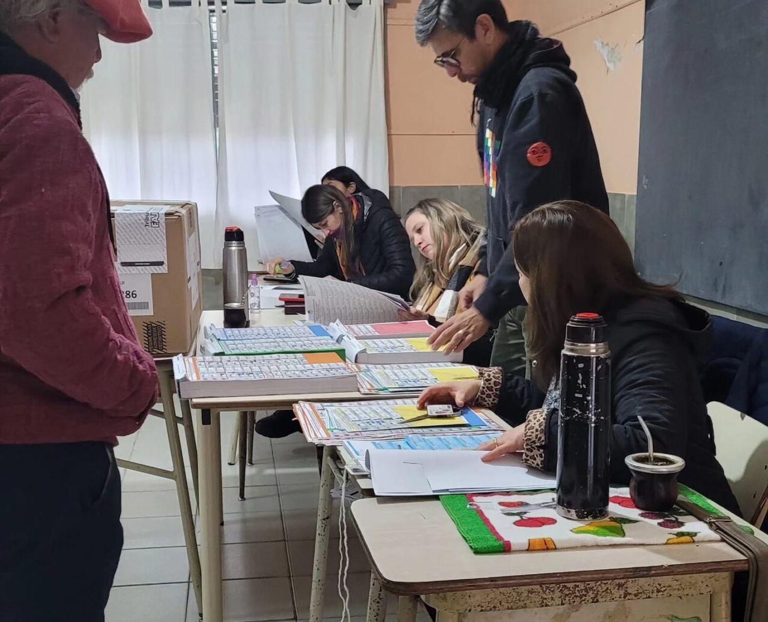 En una jornada destemplada se vota con normalidad en el departamento Vera