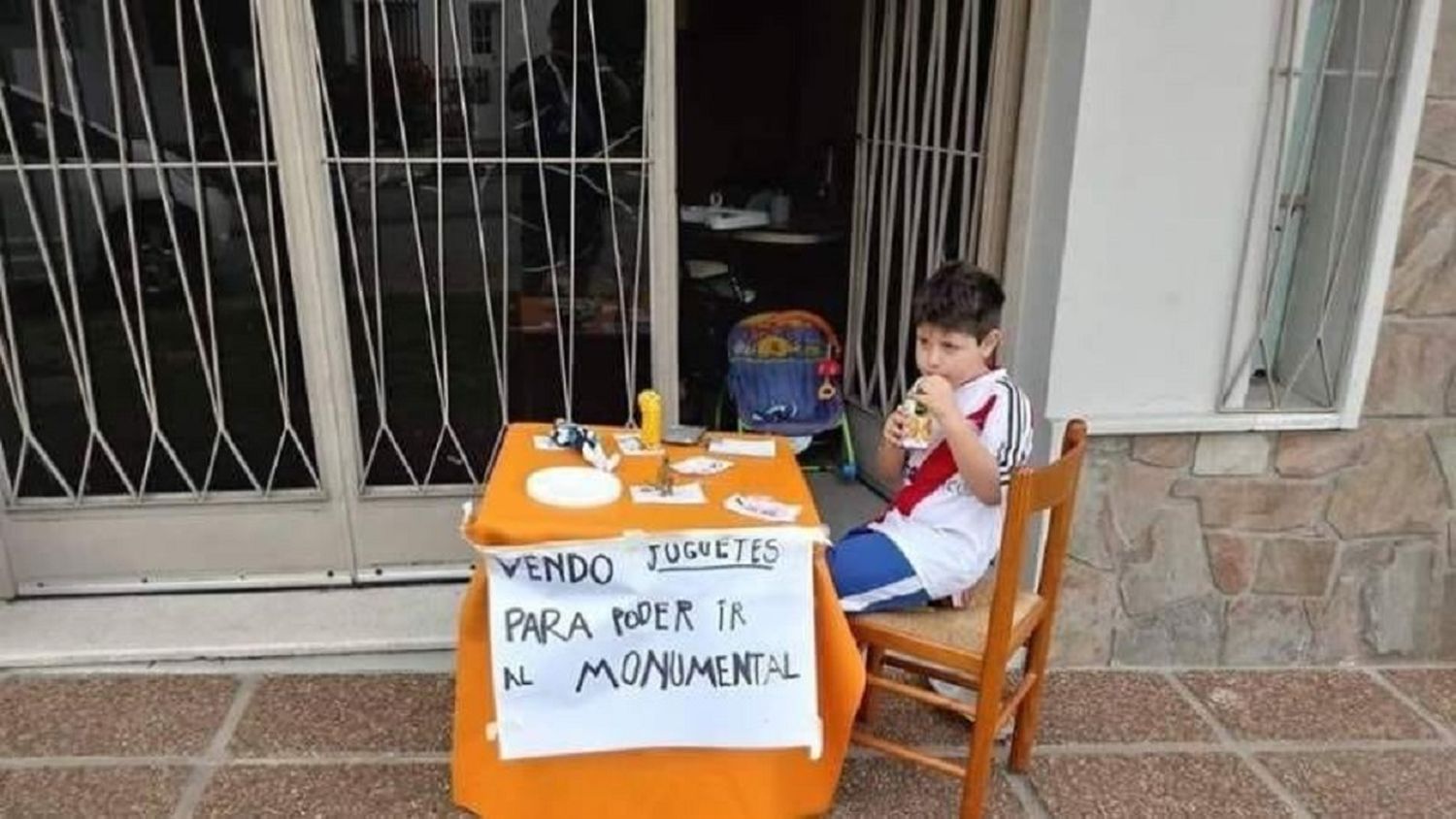 El niño paranaense que vende sus juguetes verá la gran final