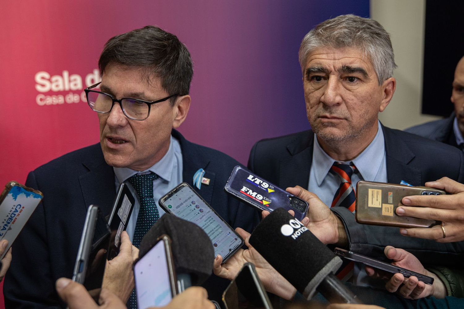 Los ministros José Goity (izquierda) y Fabián Bastía (derecha), tras la reunión paritaria docente.