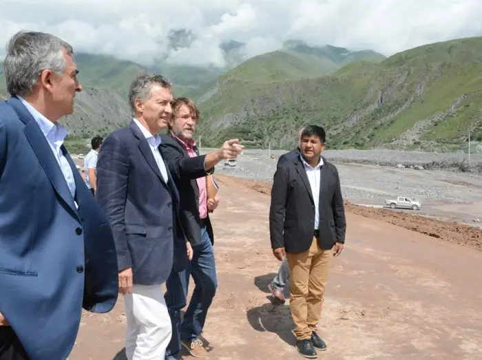 Macri recorrió las obras de reconstrucción en Volcán