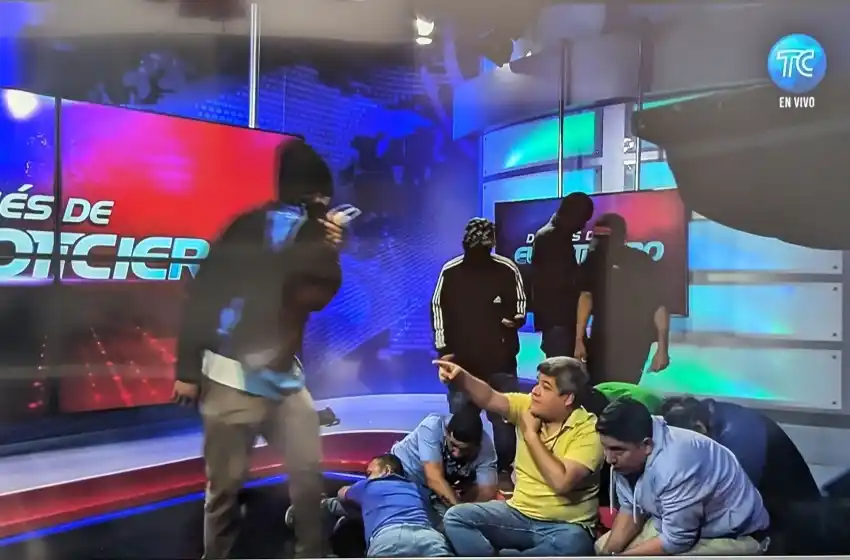 Terror en Ecuador: una banda armada tomó un canal de televisión y secuestró a los empleados