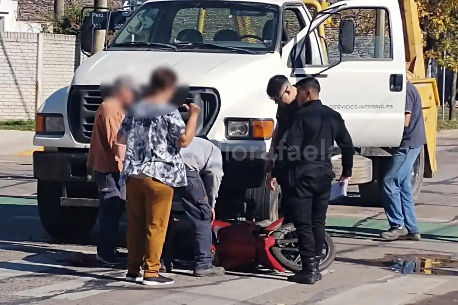 Una moto terminó bajo un camión: un susto en barrio 9 de Julio