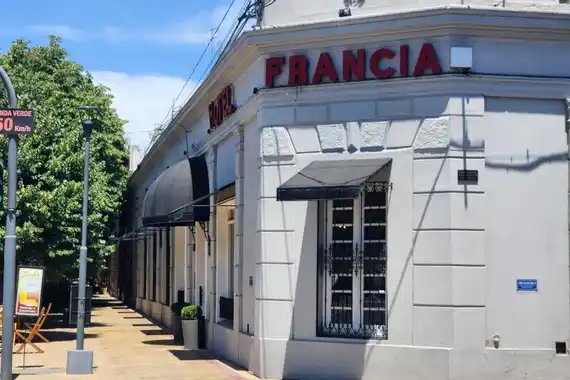Hotel Francia, un ícono del barrio La Estación que desde hace 70 años lleva adelante la familia Scarnato
