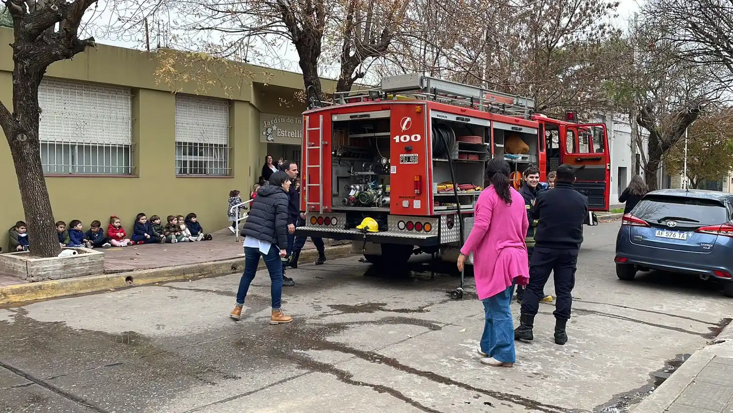 bomberos voluntarios en jardín estrellita